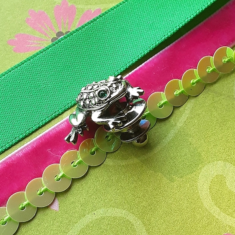 🐸HP🎉 Vtg Avon Frog Pin w/ Green Rhinestone Eyes & Marcasite